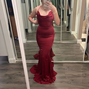 Deep red prom dress ❤️